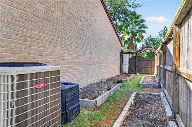 Building Photo - 5305 Greenbriar Dr