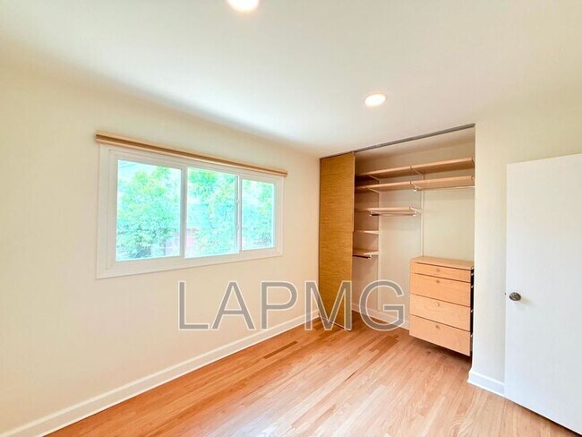 Building Photo - 16457 Gledhill St