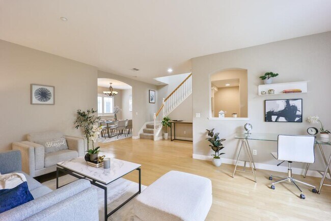 Building Photo - 492 Tyndall St