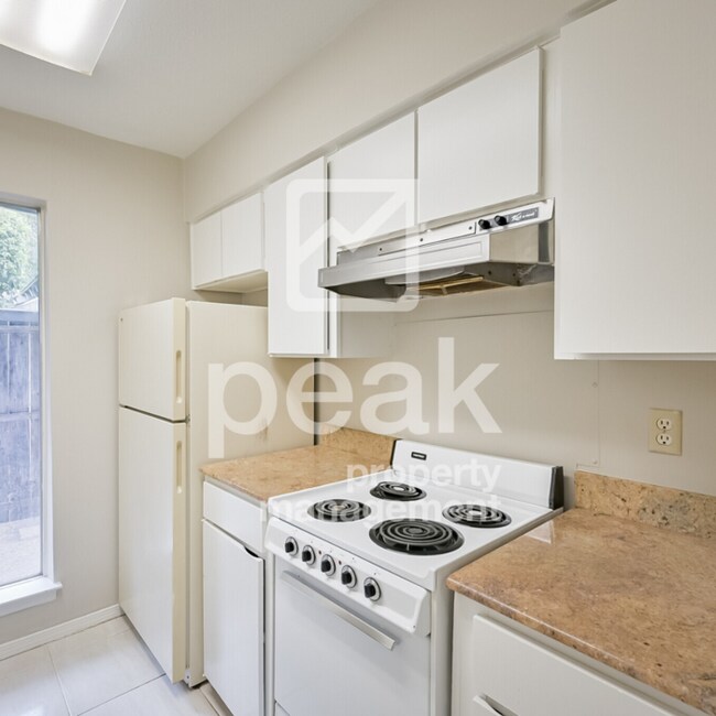 Building Photo - $1099! Updated 1-Bedroom Condo Near Pool R...