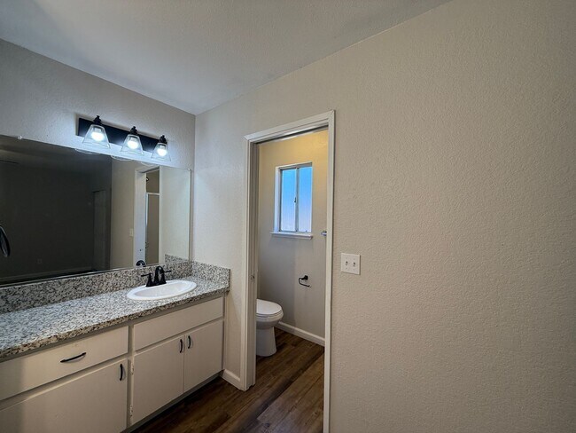 Building Photo - Must see! 2-bedroom, 2-bathroom single-sto...