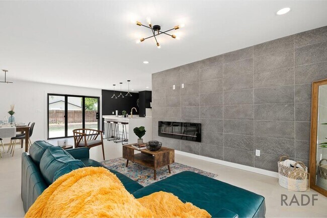 Building Photo - SPACIOUS 4 BED 3 BATH HOME FOR RENT!!!