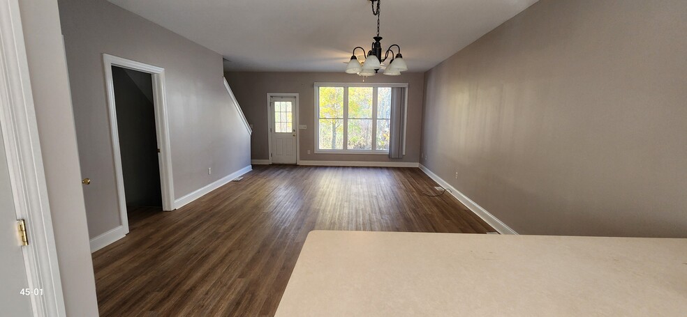 Living Room - Large 3 Bedroom Townhouse