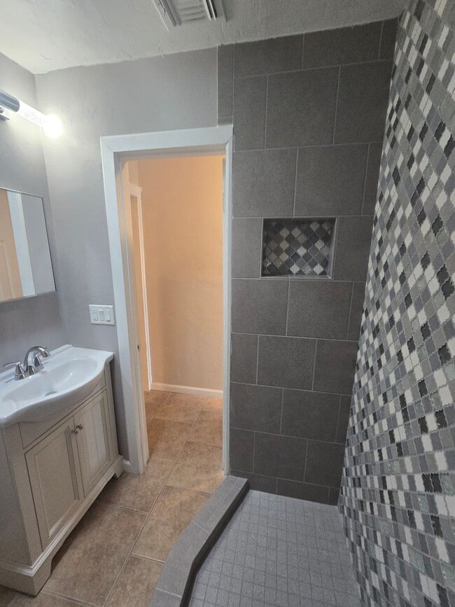 Building Photo - Spacious 3bd/1ba in a HUGE GATED Property!