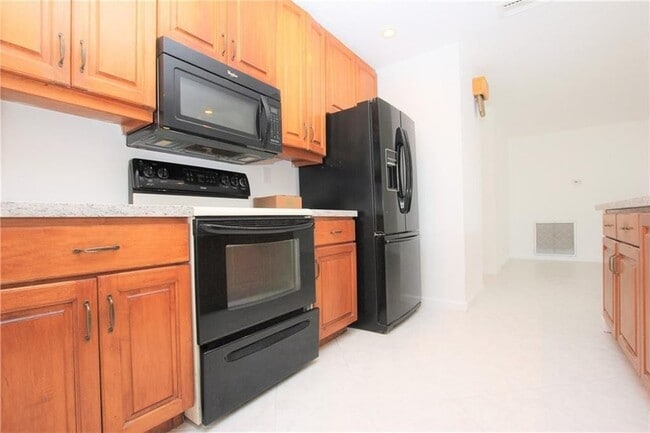 Building Photo - 1122 NW 82nd Ave