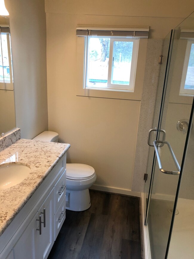 Building Photo - Fully Remodeled 2 Bedroom Located in Downt...