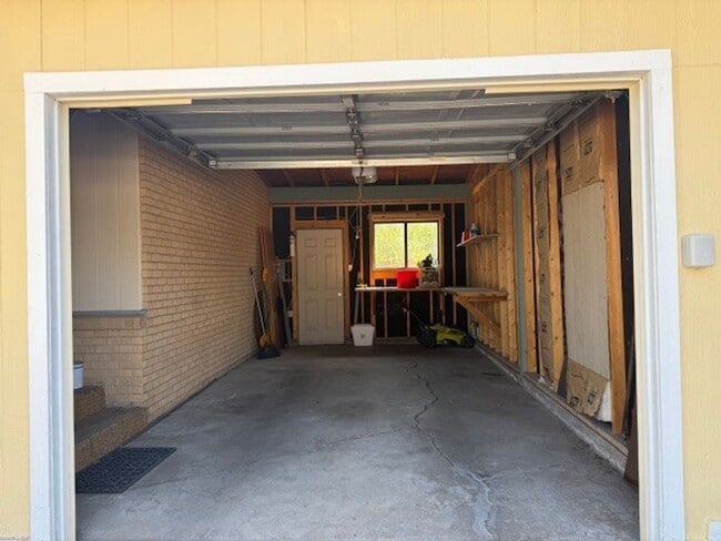 Building Photo - House For Lease
