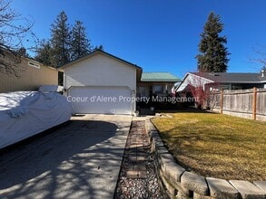 Building Photo - 2 bed, 2 bath house w/ "She-Shed"