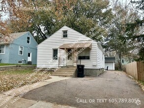 Building Photo - 3 Bedroom House With 2 Stall Garage!