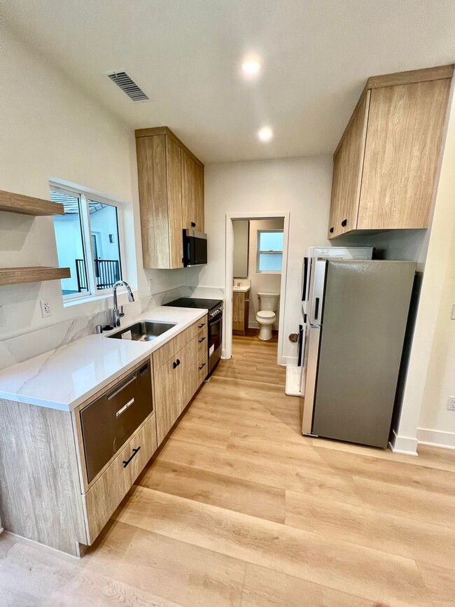 Building Photo - 202 18th St