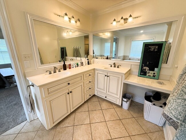 Building Photo - Spacious 4 bed 3 bath Home in Grove Point!