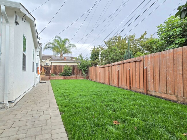 Building Photo - Spacious Single Family Home, Completed Ren...