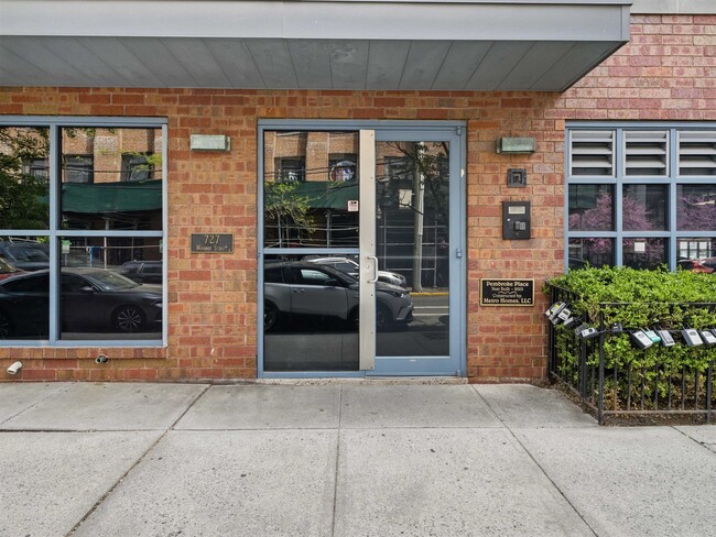 Building Photo - 727 Monroe St