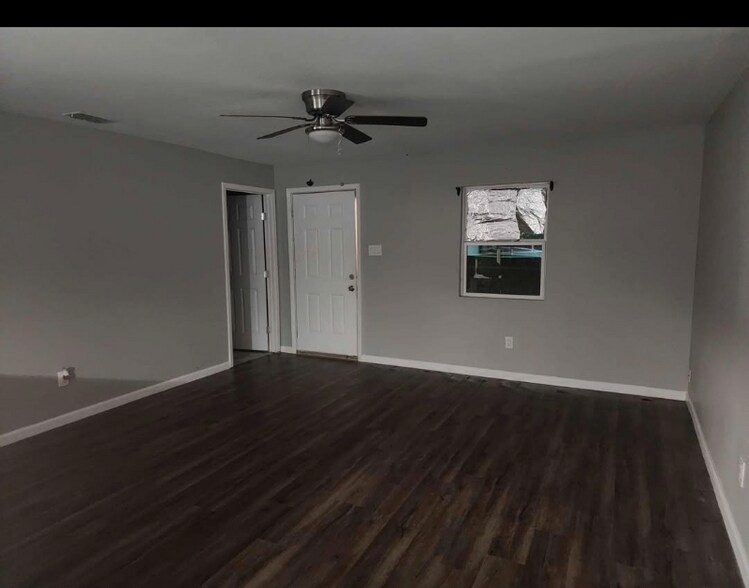 Building Photo - 1208 Sabinas St