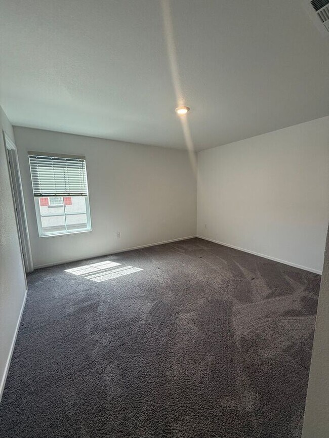 Building Photo - 3-Bed, 2.5-Bath Townhome in North Reno