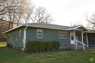 Building Photo - 1008 W Lakewood St