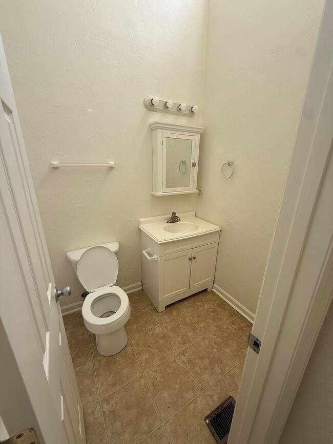 Building Photo - Sun-Filled 2/2 with Stainless Appliances & New Carpet