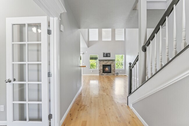 Building Photo - 552 E Whitney Ct