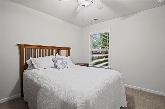 Building Photo - 2779 White Oak Ln