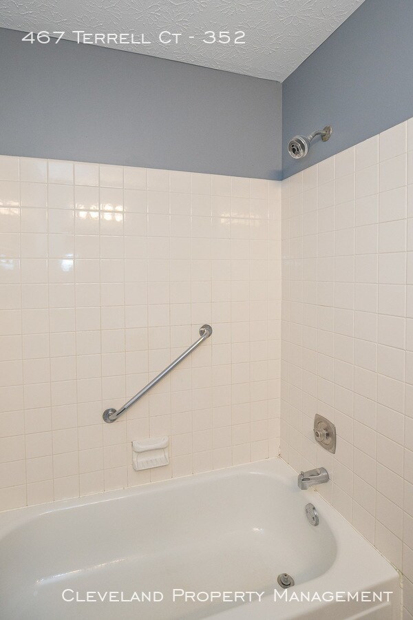Building Photo - 2 Bedroom Richmond Hts Condo