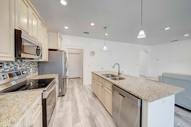 Building Photo - 6813 S Lagoon Dr