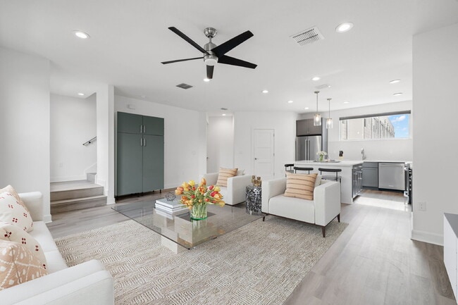 Building Photo - BEAUTIFUL Townhome For Rent in Downtown St Petersburg!