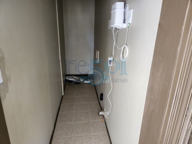 Building Photo - Historical 3 Bedroom 1 Bathroom!