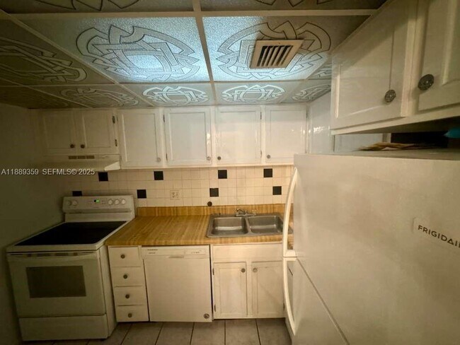 Building Photo - 3720 Inverrary Dr