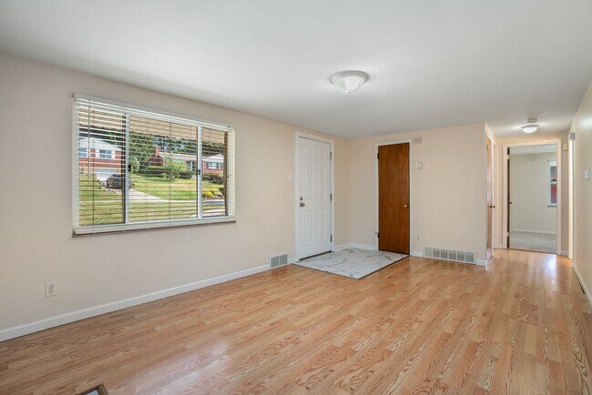 Building Photo - Recently Updated Home in Baldwin!