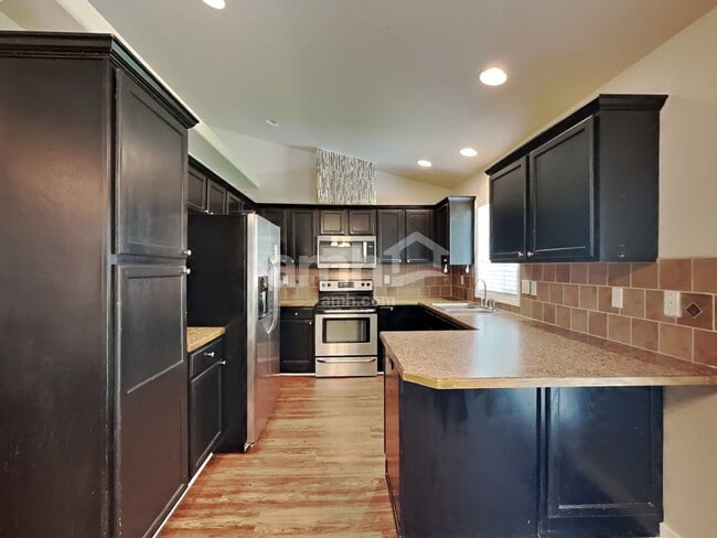 Building Photo - 257 S Delphinium Ave