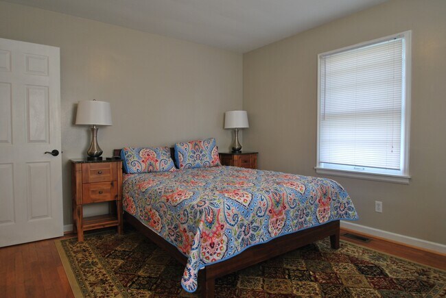 Building Photo - 216 Zandale Dr