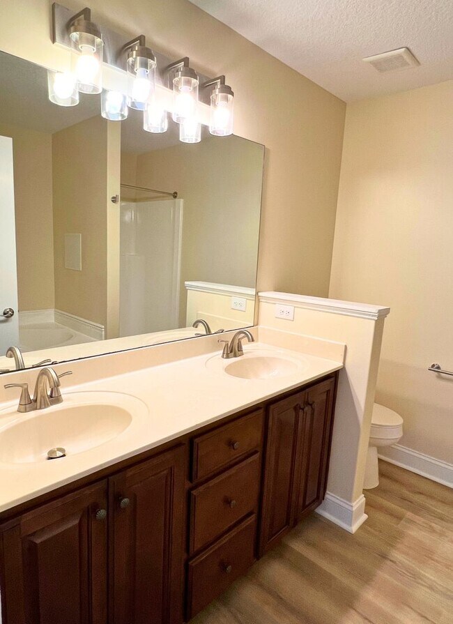 Building Photo - Updated 3/2 close to I95