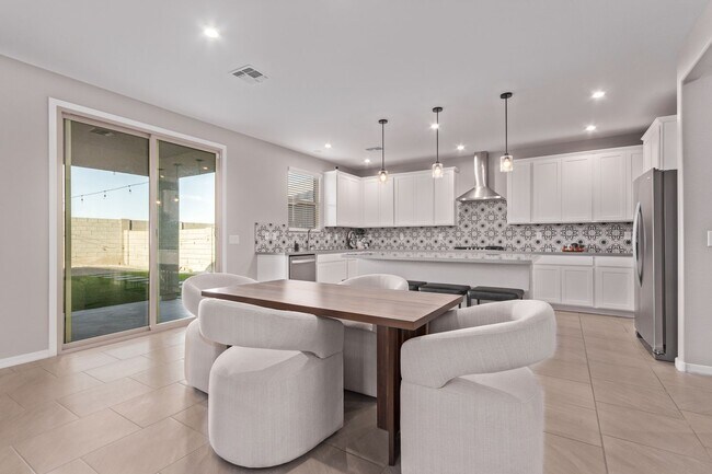 Building Photo - BEAUTIFUL 5 bedroom plus loft!