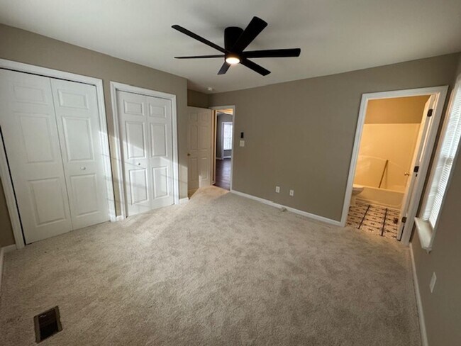 Building Photo - Short term lease available!