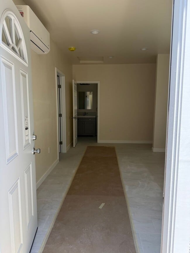 Building Photo - 1039 N Liberty Ln