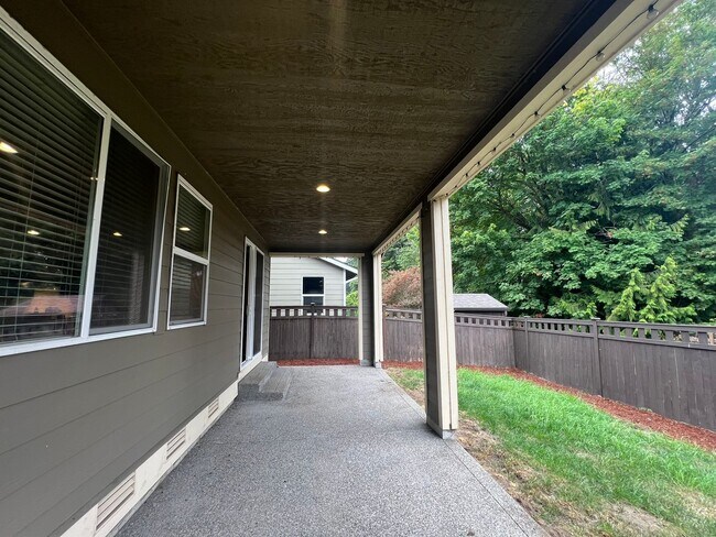 Building Photo - Large 5 Bedroom Home in Tumwater