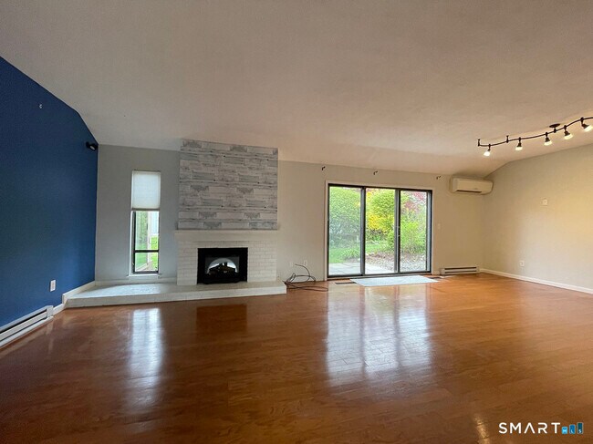 Building Photo - 445 Heritage Vlg