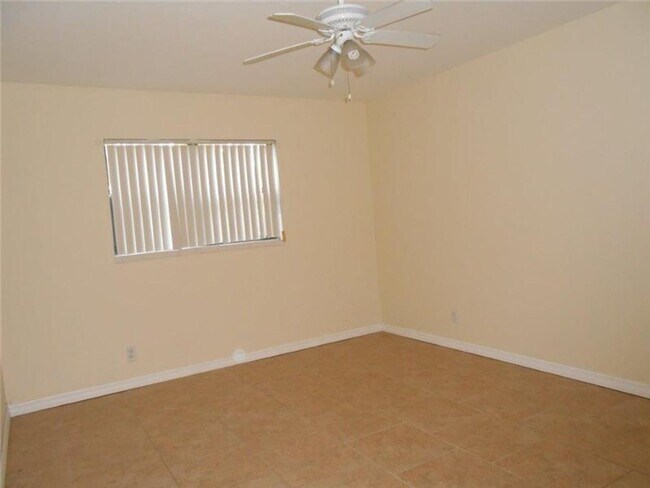 Building Photo - Updated 2 Bed/2 Bath Condo with Screened P...