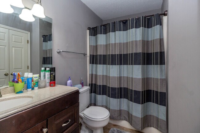 Building Photo - Large SW CoMo Duplex - 4 bed - 2.5 bath