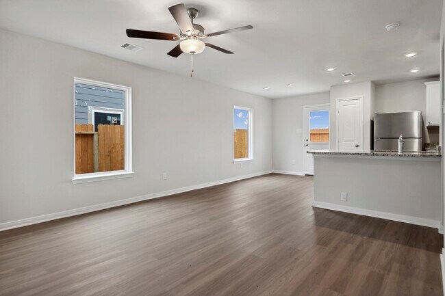 Building Photo - 16475 Honeysuckle Hl Dr