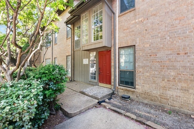 Building Photo - 10438 High Hollows Dr