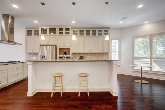 Building Photo - 6533 E Hill Dr