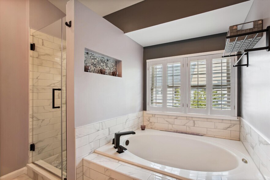 Master Bathrom - 5806 Appleford Dr