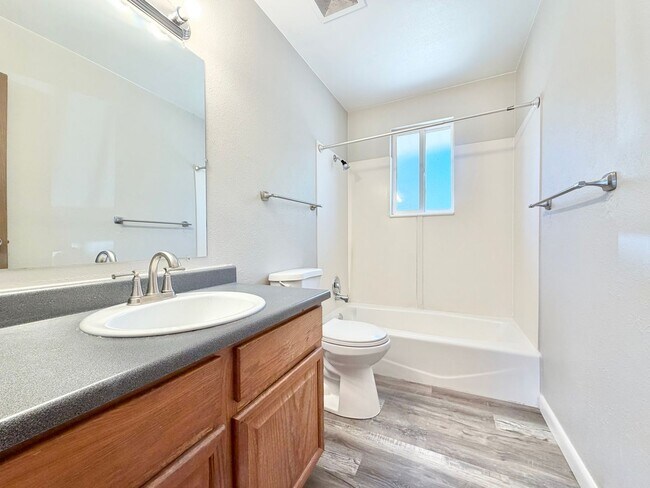 Building Photo - Bright and Spacious Lakewood Duplex Available for Immediate Rental!!!