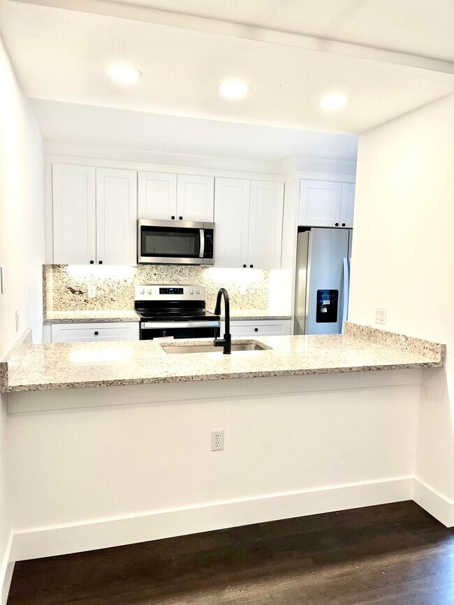 Building Photo - 904 9th Way