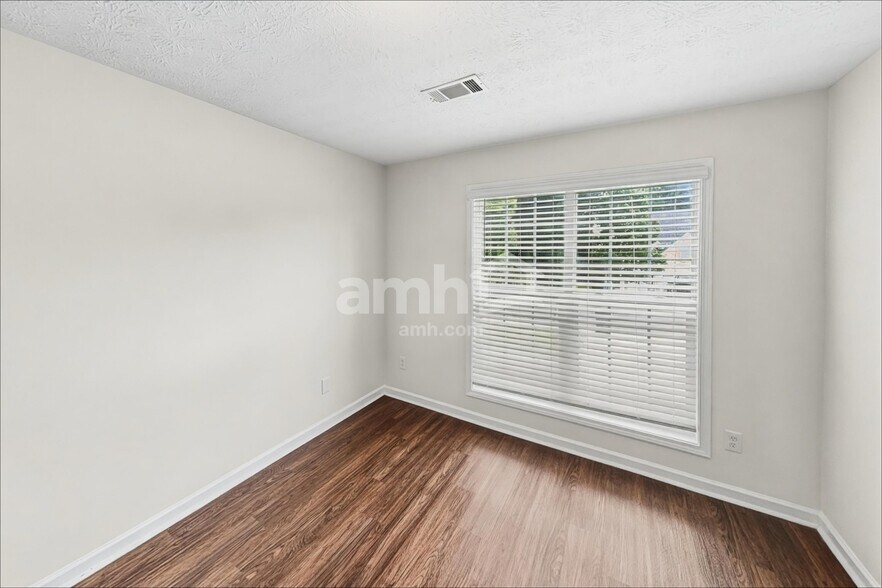 Building Photo - 1772 N Oak Dr