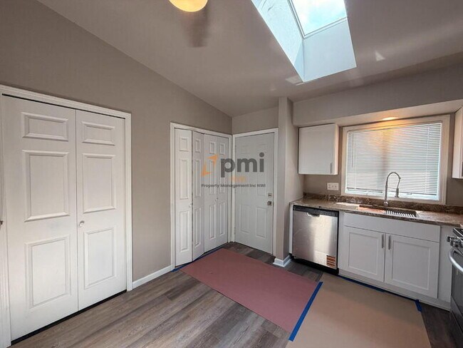 Building Photo - 160 Meadows Cir