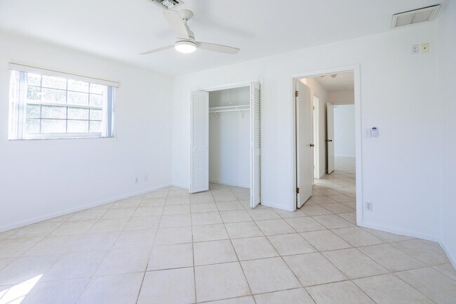 Building Photo - 527 W Jasmine Dr