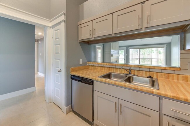 Building Photo - 3843 Westmeadow Dr