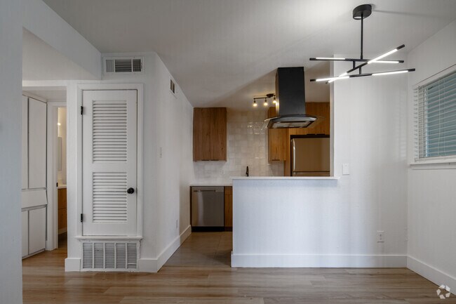 2BR, 1.5BA - 850SF - Kitchen - CrestHaus Apartments, LLC